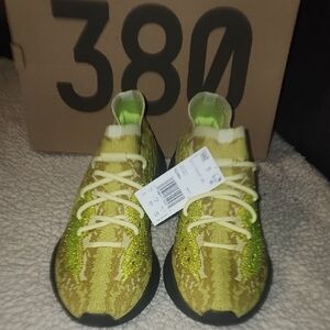 adidas Yeezy Boost 380 Hylte Glow sz "8"
